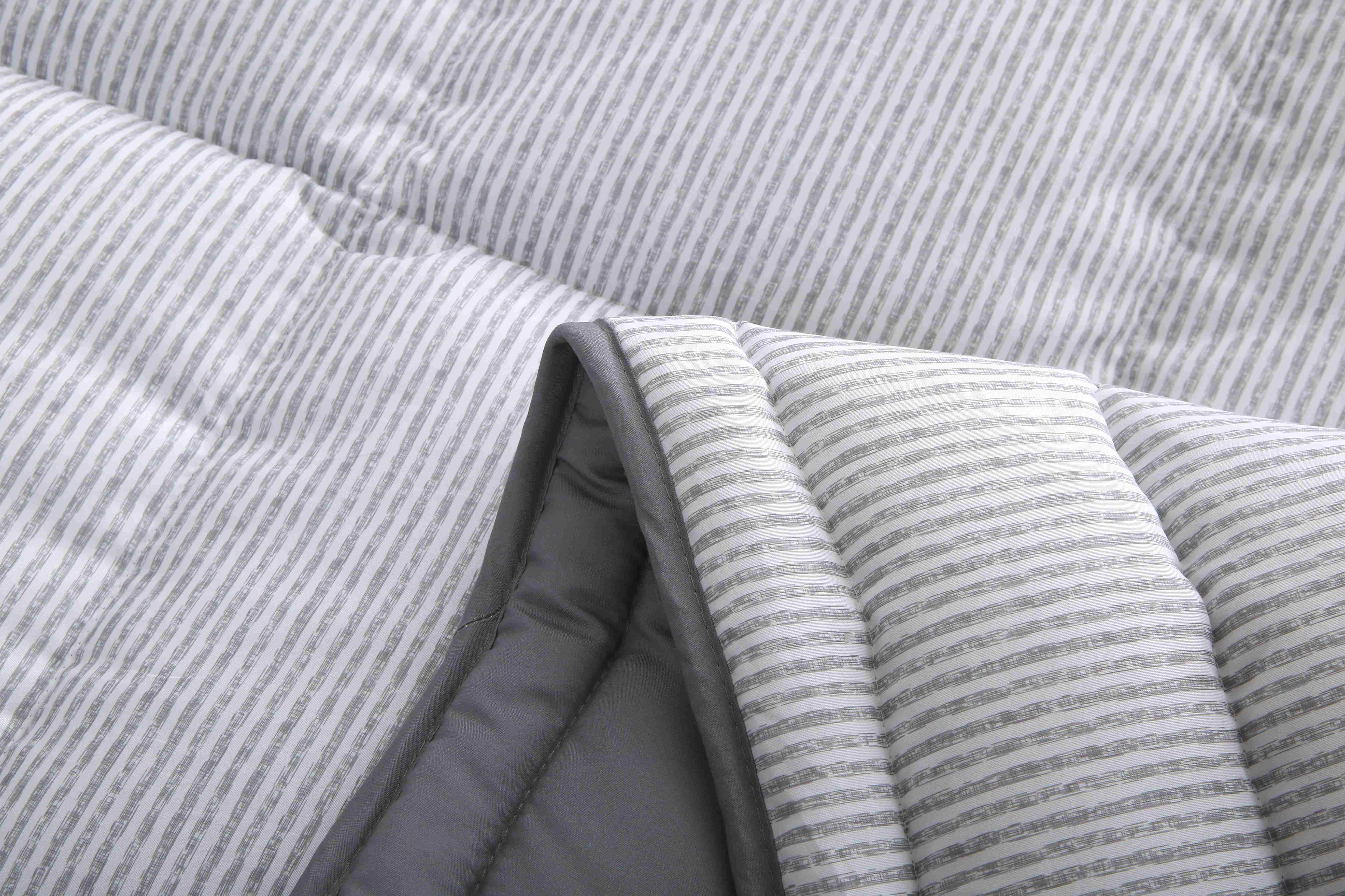 Close-up van de losse zomerlaag van het 4-seizoenen dekbed zonder overtrek