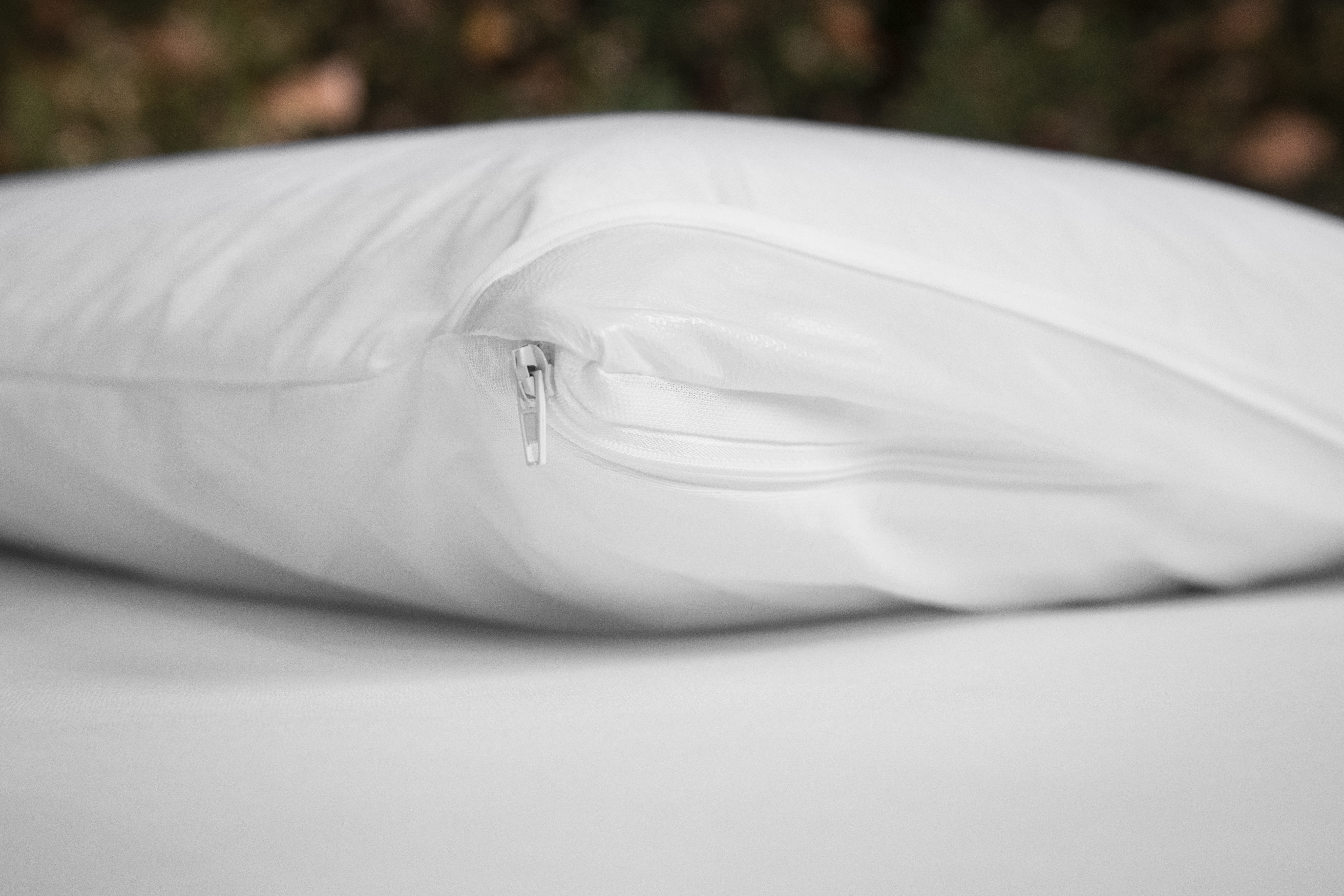 Close-up van een zacht wit Tencel kussensloop om een hoofdkussen