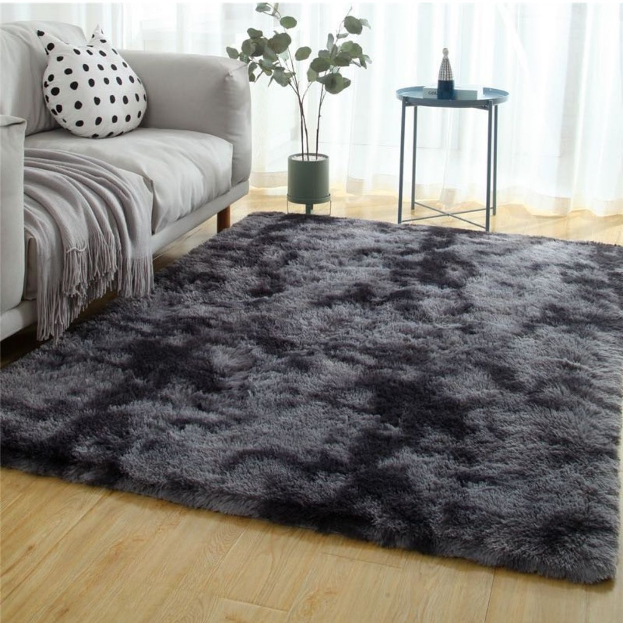 Hoogpolig antraciet vloerkleed in moderne slaapkamer, zacht en wasbaar met antislip onderzijde.
